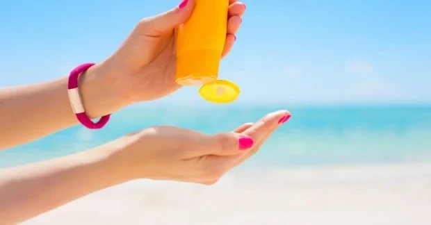 Косметологи пояснили, чому SPF потрібно наносити повторно протягом дня: одна помилка зводить захист нанівець